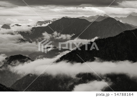 爺ヶ岳から餓鬼岳を望む 54788164