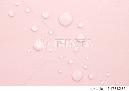 ピンク色の背景と水滴の粒 54788285
