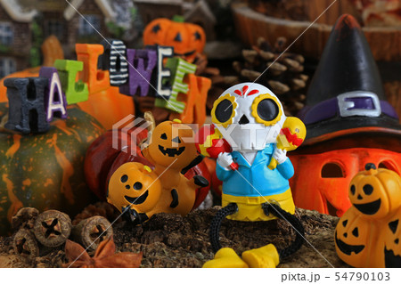 ハロウィンをイメージしたデコレーションの静物 54790103