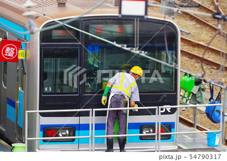 三鷹車両センター停留する電車の清掃風景 三鷹車両センター停留する電車の清掃風景 54790317