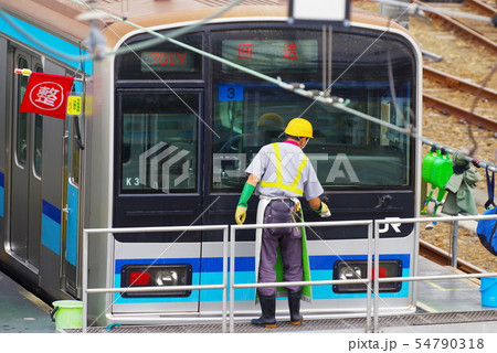三鷹車両センター停留する電車の清掃風景 三鷹車両センター停留する電車の清掃風景 54790318