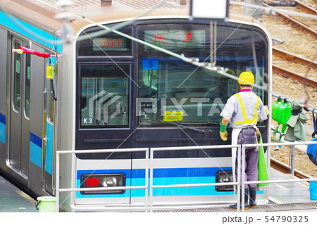 三鷹車両センター停留する電車の清掃風景 54790325