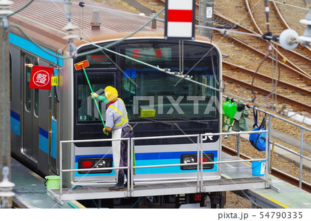 三鷹車両センター停留する電車の清掃風景 54790335