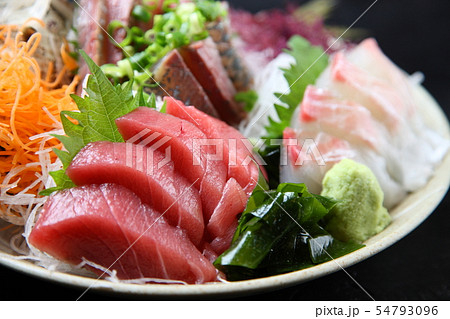 刺身の三点盛り合わせ 54793096