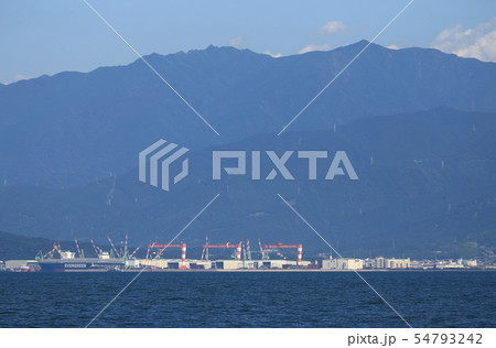 今治市の虎ヶ鼻海岸公園から西条市臨海部の工業地帯を見る 54793242