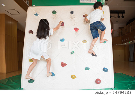 ボルダリングをする子供 ボルダリングをする子供 54794233
