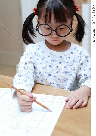 幼稚園 保育園 育児 子育て 3才 3歳 園児 乳幼児 学習塾 受験勉強 英才教育 眼鏡 メガネ の写真素材