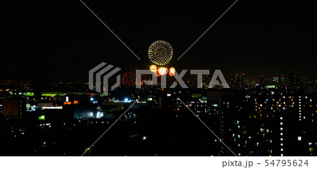 [都会の夏イメージ] 夏の都市の夜を彩る千葉市民花火大会（幕張ビーチ花火フェスタ）のスターマイン 54795624