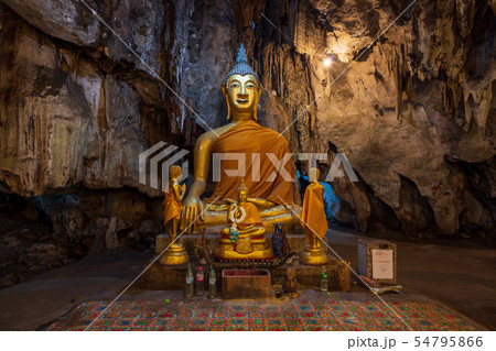 タイ・カンチャナブリのWat Tham Khao Pun寺院の仏像 タイ・カンチャナブリのWat Tham Khao Pun寺院の仏像 54795866