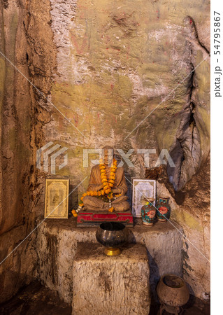 タイ・カンチャナブリのWat Tham Khao Pun寺院の仏像 タイ・カンチャナブリのWat Tham Khao Pun寺院の仏像 54795867