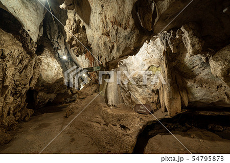 タイ・カンチャナブリのWat Tham Khao Pun寺院 タイ・カンチャナブリのWat Tham Khao Pun寺院 54795873