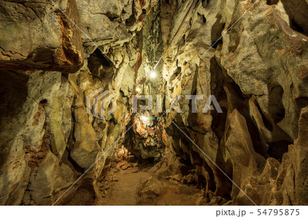 タイ・カンチャナブリのWat Tham Khao Pun寺院 タイ・カンチャナブリのWat Tham Khao Pun寺院 54795875