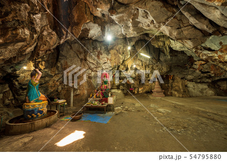 タイ・カンチャナブリのWat Tham Khao Pun寺院 54795880