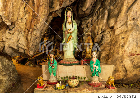 タイ・カンチャナブリのWat Tham Khao Pun寺院の仏像 54795882