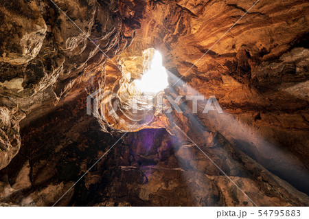 タイ・カンチャナブリのWat Tham Khao Pun寺院 54795883