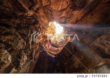 タイ・カンチャナブリのWat Tham Khao Pun寺院 タイ・カンチャナブリのWat Tham Khao Pun寺院 54795884