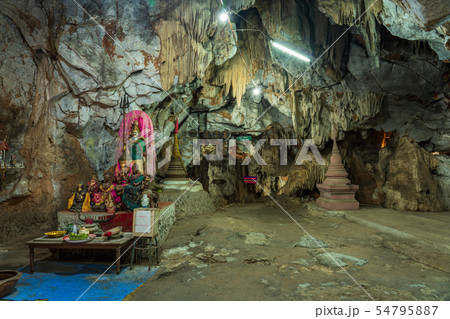 タイ・カンチャナブリのWat Tham Khao Pun寺院の仏像 54795887