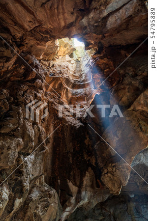 タイ・カンチャナブリのWat Tham Khao Pun寺院 54795889