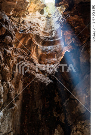 タイ・カンチャナブリのWat Tham Khao Pun寺院 54795890