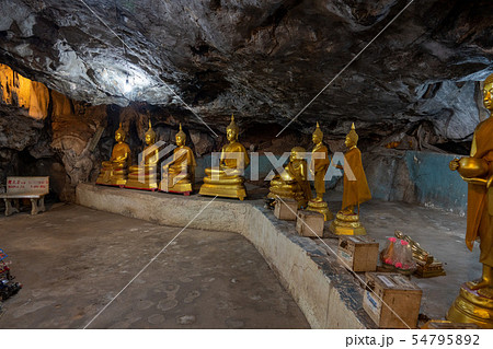 タイ・カンチャナブリのWat Tham Khao Pun寺院の仏像 タイ・カンチャナブリのWat Tham Khao Pun寺院の仏像 54795892