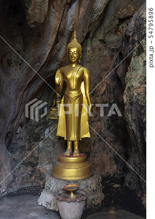タイ・カンチャナブリのWat Tham Khao Pun寺院の仏像 タイ・カンチャナブリのWat Tham Khao Pun寺院の仏像 54795896