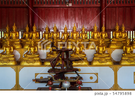 タイ・カンチャナブリのWat Tham Khao Pun寺院の仏像 タイ・カンチャナブリのWat Tham Khao Pun寺院の仏像 54795898