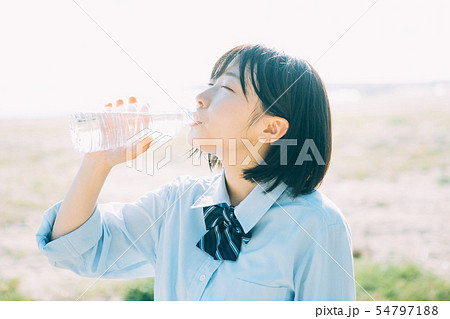 水を飲む女子高生 水を飲む女子高生 54797188