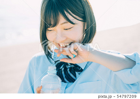 水を飲む女子高生 54797209