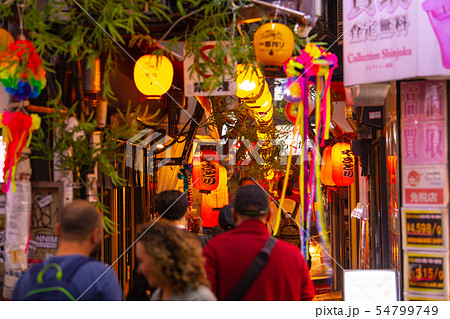 日本の東京都市景観　新宿の思い出横丁を望む（外国人にも人気） 54799749