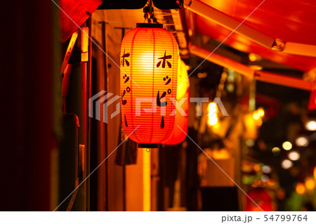 日本の東京都市景観　新宿の思い出横丁 54799764