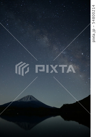 精進湖に映る逆さ富士と夏の天の川。 精進湖に映る逆さ富士と夏の天の川。 54800214