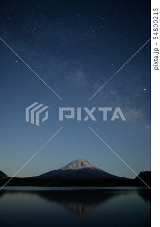 月に照らされた富士と逆さ富士と天の川。 54800215