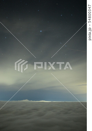 富士スカイライン5合目からの雲海に浮かぶおとめ座とカラス座 54800347