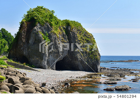 快晴の北海道せたな町長磯海岸でマンモス岩の夏の風景を撮影 54801294