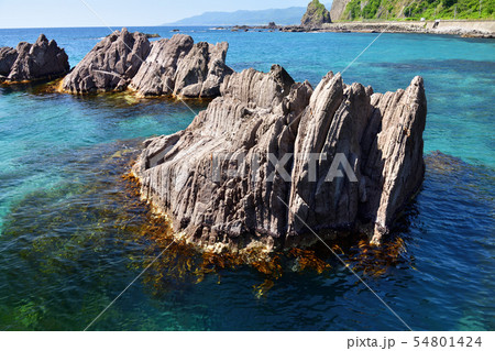 快晴の北海道せたな町長磯海岸で岩礁の夏の風景を撮影 快晴の北海道せたな町長磯海岸で岩礁の夏の風景を撮影 54801424