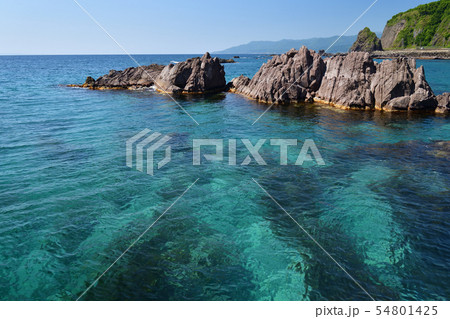 快晴の北海道せたな町長磯海岸で岩礁の夏の風景を撮影 快晴の北海道せたな町長磯海岸で岩礁の夏の風景を撮影 54801425