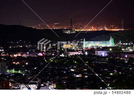 工場夜景と重なって見える明石海峡大橋 54802480