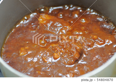 ビーフカレーを煮込む鍋 ビーフカレーを煮込む鍋 54804870