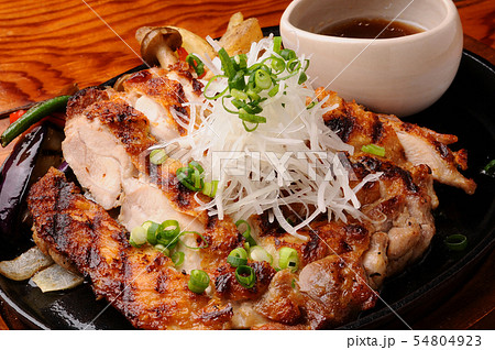 チキンソテー　鉄板焼き 54804923