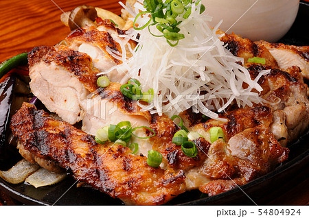 チキンソテー　鉄板焼き 54804924
