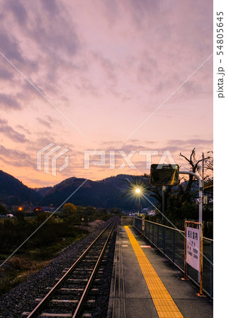 夕暮れの無人駅 夕暮れの無人駅 54805645