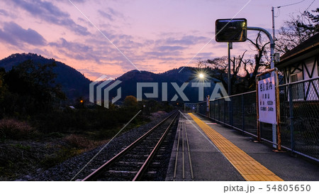 夕暮れの無人駅 夕暮れの無人駅 54805650