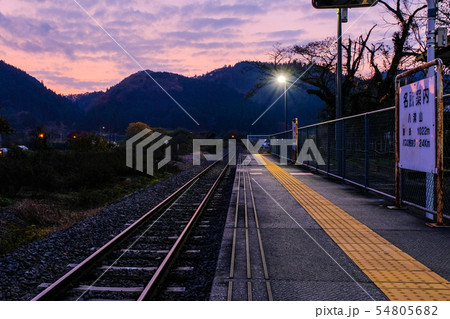 夕暮れの無人駅 54805682