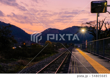 夕暮れの無人駅 夕暮れの無人駅 54805685