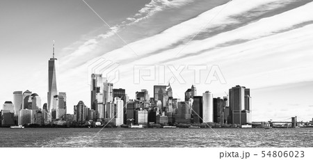 ニューヨーク　マンハッタンの摩天楼　ワイド　モノクロ 54806023