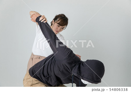 犯罪者をやっつける女性 54806338