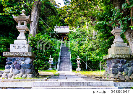 鎌倉 甘縄神明神社 参道と石灯籠 54806647