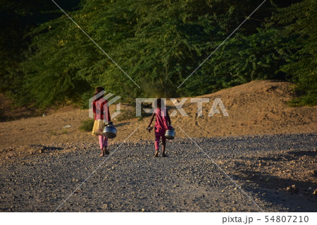 インドのラジャスタン州のジャイサルメール クーリー村の砂漠地帯 井戸水を水瓶に入れて運ぶ少女 インドのラジャスタン州のジャイサルメール クーリー村の砂漠地帯 井戸水を水瓶に入れて運ぶ少女 54807210