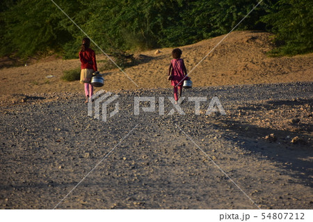 インドのラジャスタン州のジャイサルメール クーリー村の砂漠地帯 井戸水を水瓶に入れて運ぶ少女 インドのラジャスタン州のジャイサルメール クーリー村の砂漠地帯 井戸水を水瓶に入れて運ぶ少女 54807212