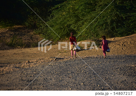 インドのラジャスタン州のジャイサルメール　クーリー村の砂漠地帯　井戸水を水瓶に入れて運ぶ少女 54807217